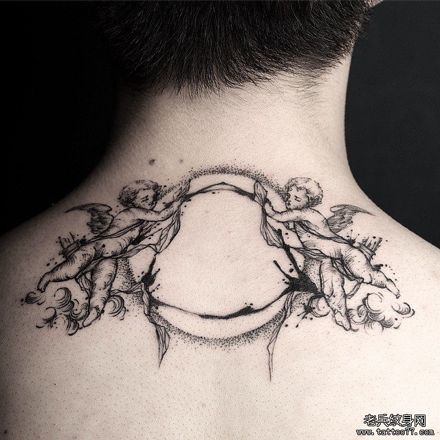 背部欧美小天使点刺线条纹身图案