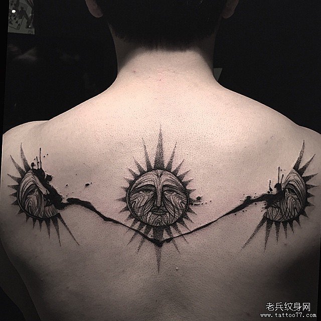 背部太阳图腾线条创意纹身图案