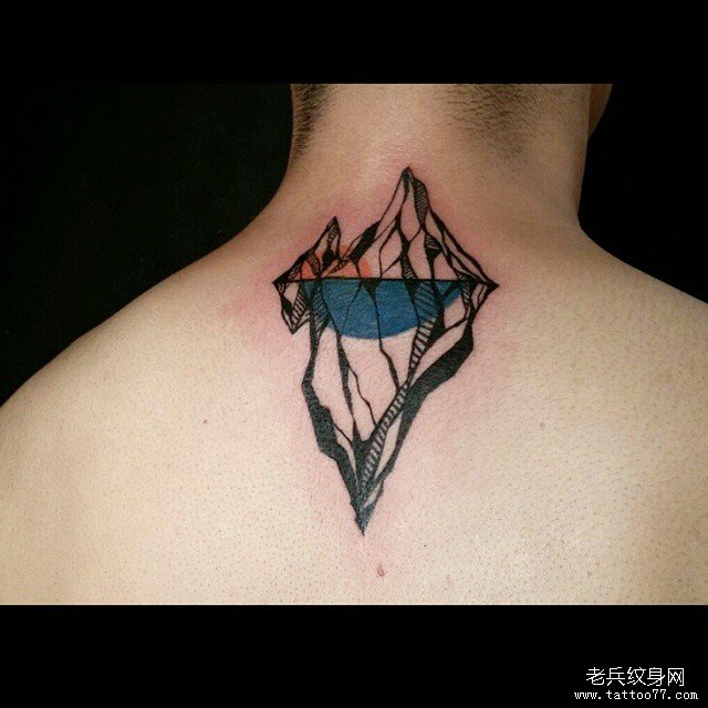 背部山脉太阳水彩线条纹身图案