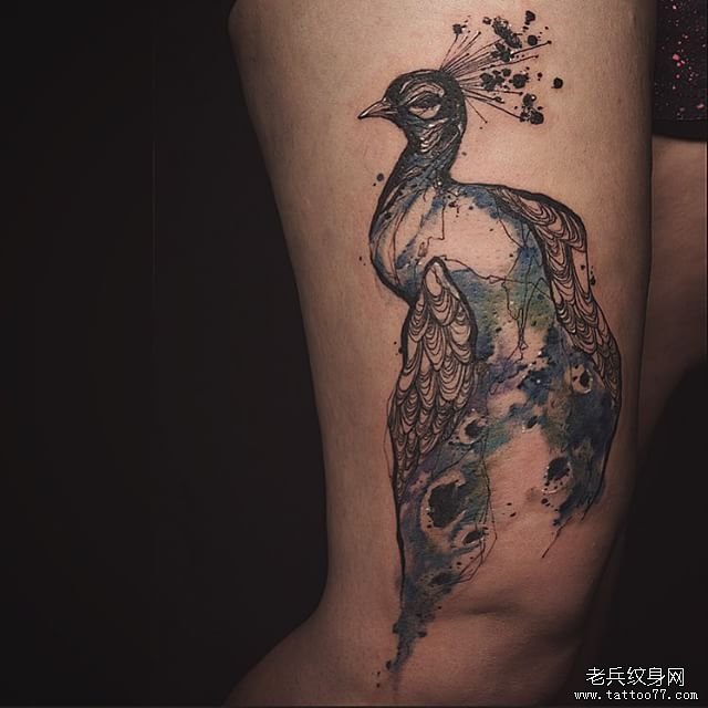 大腿孔雀泼墨线条纹身图案