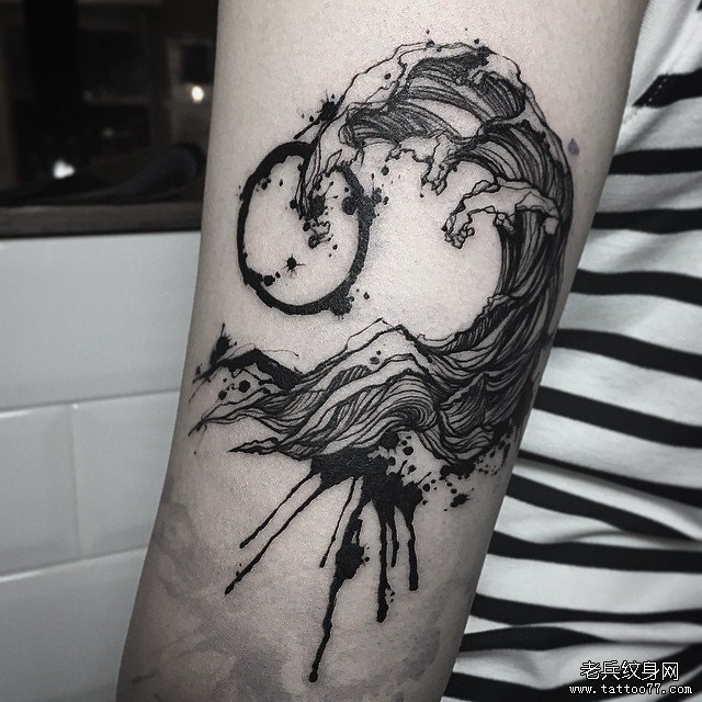 欧美抽象线条泼墨海浪纹身图案