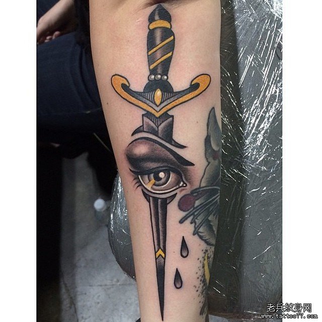 小臂欧美匕首眼睛纹身图案