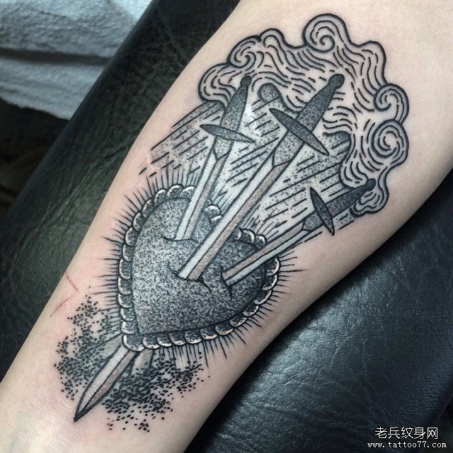小臂欧美匕首心形点刺纹身图案