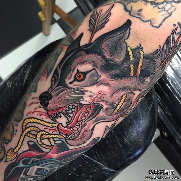 小臂狼头欧美school纹身图案