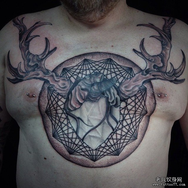 胸部欧美鹿角心脏和复杂的几何纹身图案