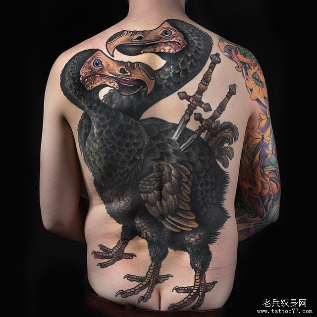 背部欧美秃鹫匕首纹身图案