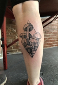 植物纹身 男生小腿上菱形和蘑菇纹身图片