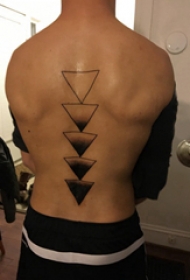 后背纹身男 男生后背上黑色的三角形纹身图片