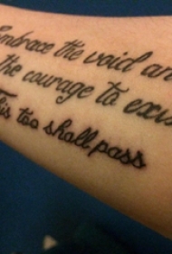 手纹身英文字母  女生手臂上极简的英文字母纹身图片