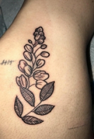 植物纹身   女生大腿上黑灰的植物纹身图片
