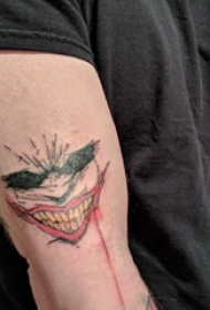 纹身表情 男生手臂上彩色的面部表情纹身图片