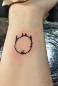 纹身圆形  女生手腕上黑色的圆形纹身图片