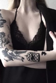 美女身上时尚的old school纹身图案