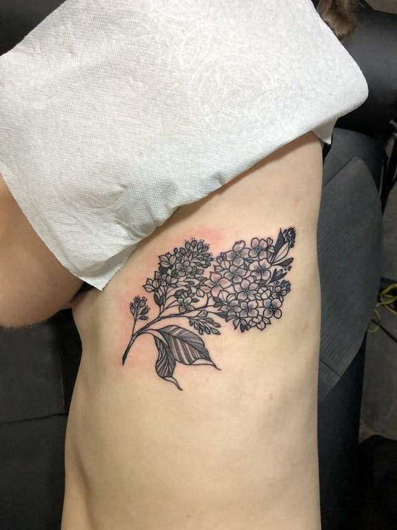 纹身侧腰男 男生侧腰上黑色的植物纹身图片