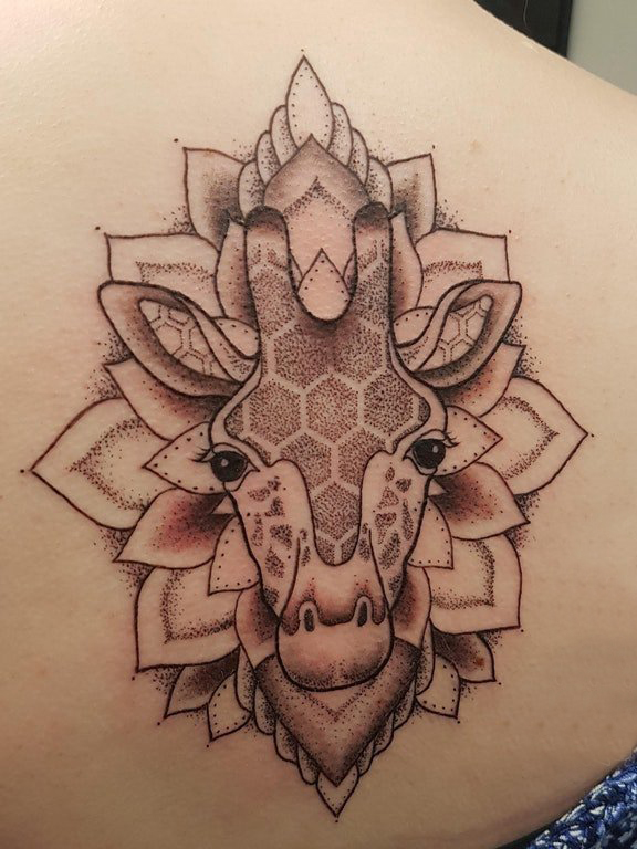 纹身后背女 女生后背上梵花和长颈鹿纹身图片