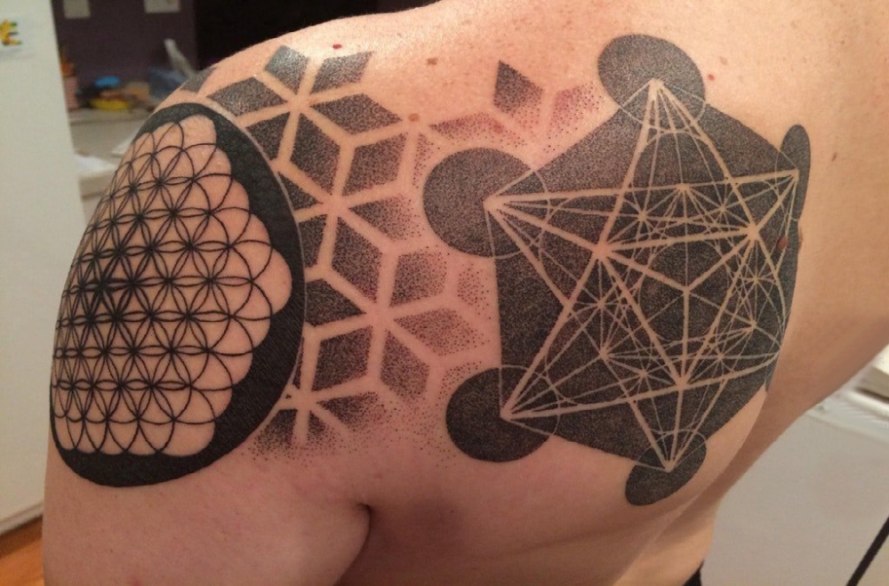 纹身几何 男生背部几何纹身图片