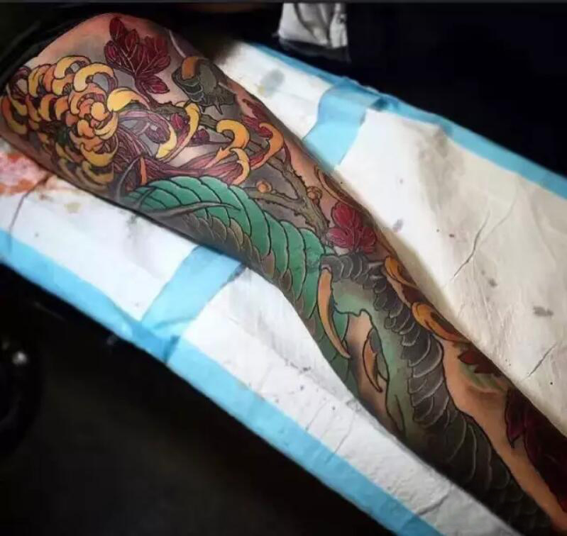 不可错过的时尚花腿纹身图案