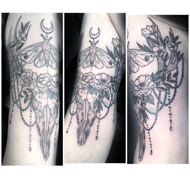 牛头骨纹身 男生大臂上黑灰的牛头骨纹身图片