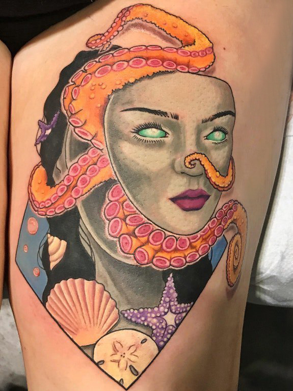 人物肖像纹身  女生大腿上创意的人物肖像纹身图片