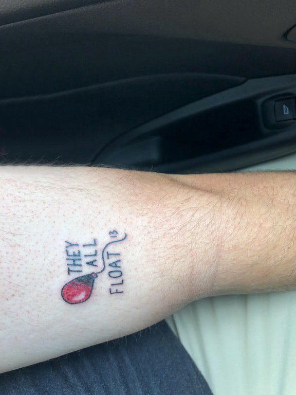 小气球纹身  女生手臂上气球和英文字母纹身图片