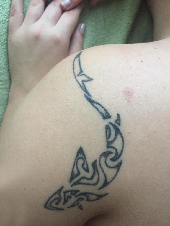 鱼骨纹身图案 男生背部鱼骨纹身图案