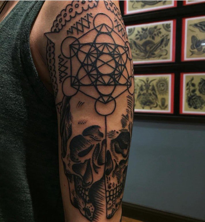 几何和花纹身图案  男生大臂上几何和花纹身图片