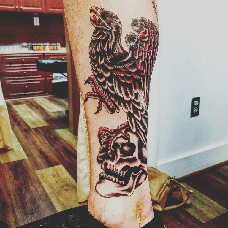 老鹰和骷髅纹身图案 男生小腿上老鹰和骷髅纹身图片