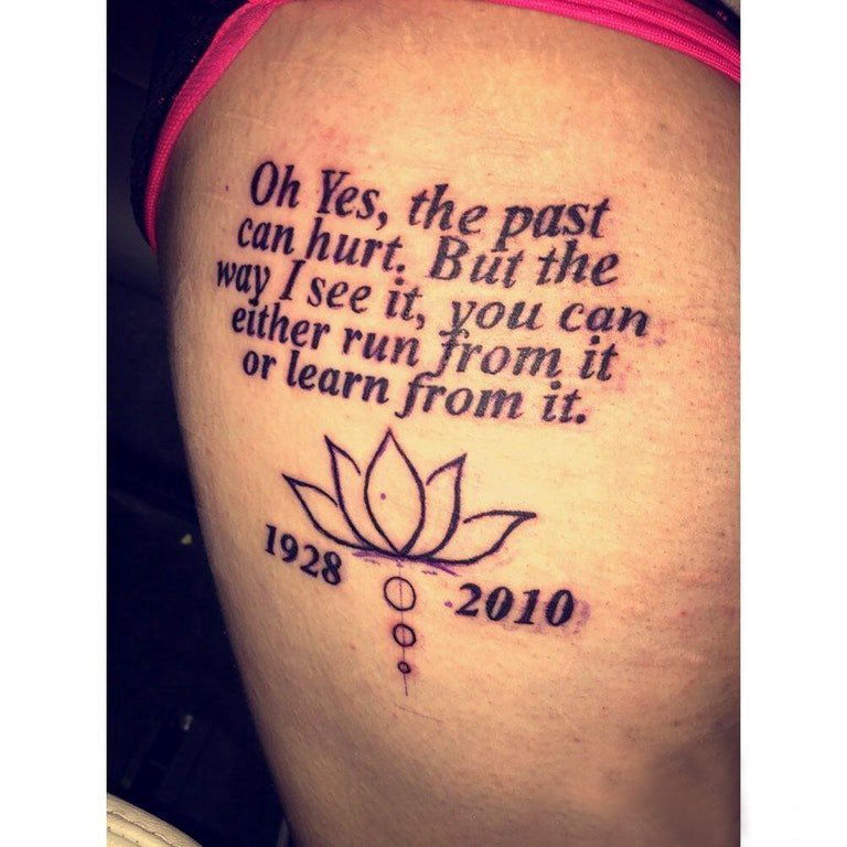 纹身 英文字体  男生大臂上花朵和英文字体纹身图片