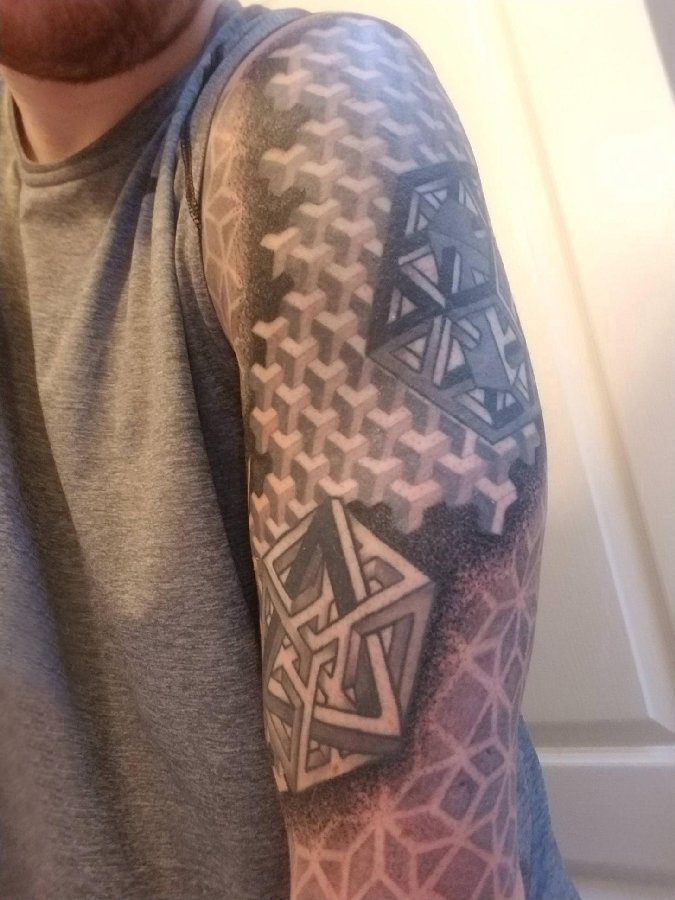 几何 纹身图案 男生手臂上黑灰的几何纹身图片