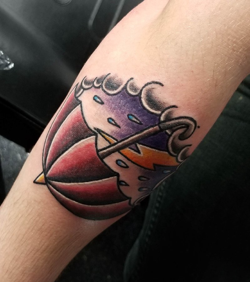 纹身彩绘图片 男生手臂上闪电和雨伞纹身图片