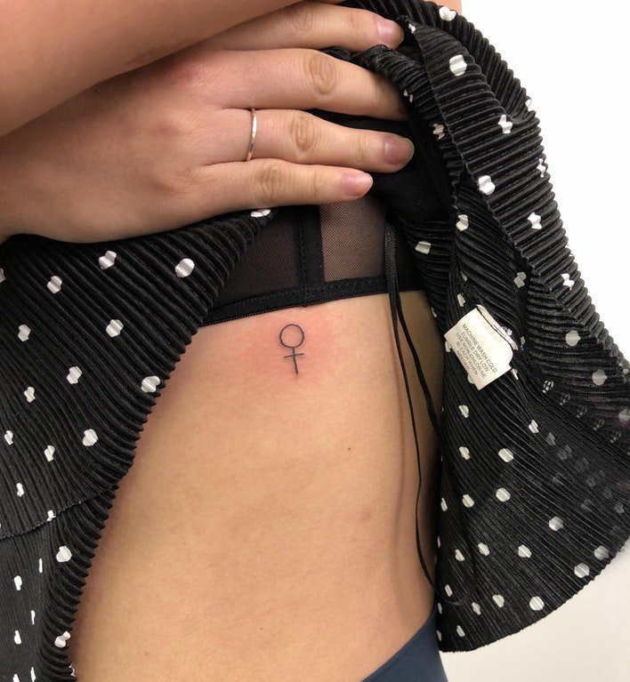 纹身符号 女生侧腰上极简的符号纹身图片