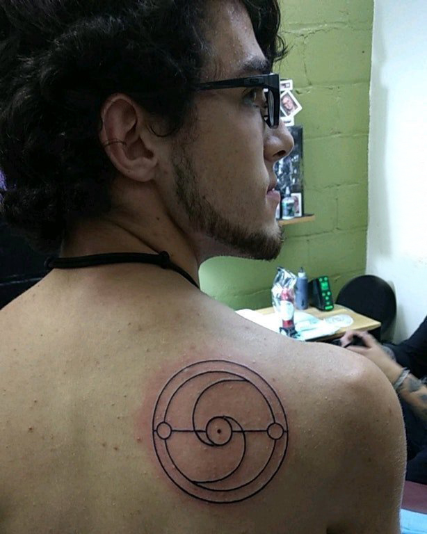 后背纹身线条 男生后背上黑色的圆形纹身图片