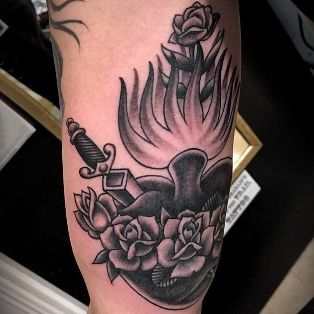 心脏纹身 多款黑灰纹身点刺技巧心脏纹身图案