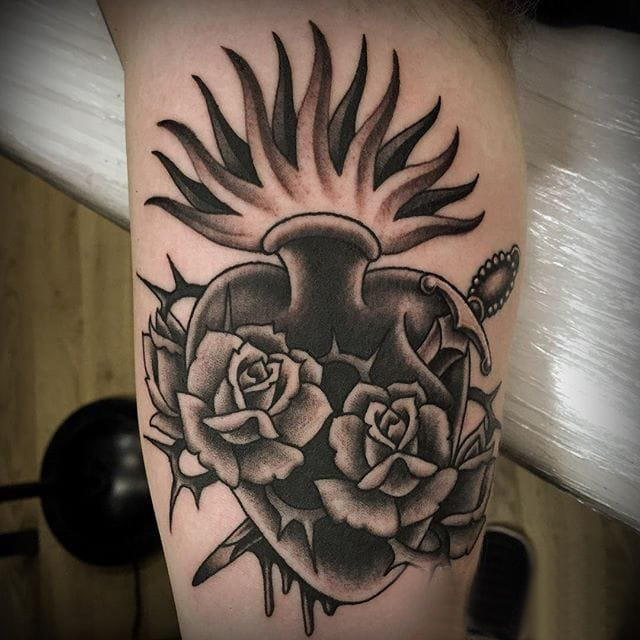 心脏纹身 多款黑灰纹身点刺技巧心脏纹身图案