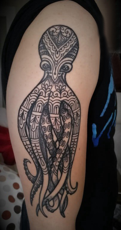 极简线条纹身 男生大臂上黑色的章鱼纹身图片