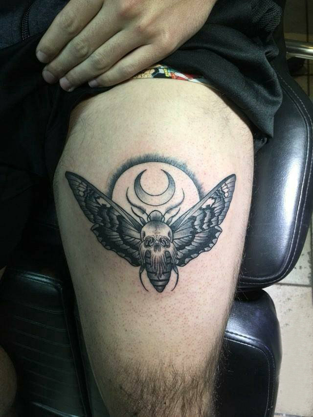 纹身虫  男生大腿上昆虫和骷髅纹身图片