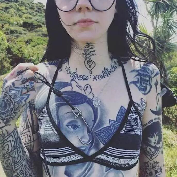 撩人的美女时尚个性纹身