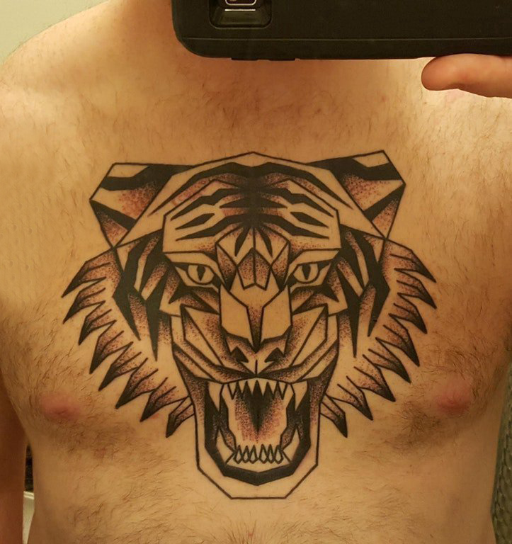 纹身胸部男 男生胸部黑色的老虎纹身图片