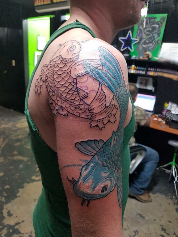 小动物纹身 男生手臂上彩色的鲤鱼纹身图片