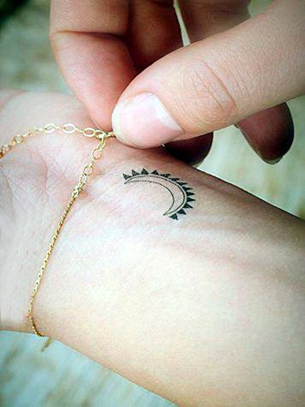纹身月亮女生图片 女生手腕上黑色的月亮纹身图片