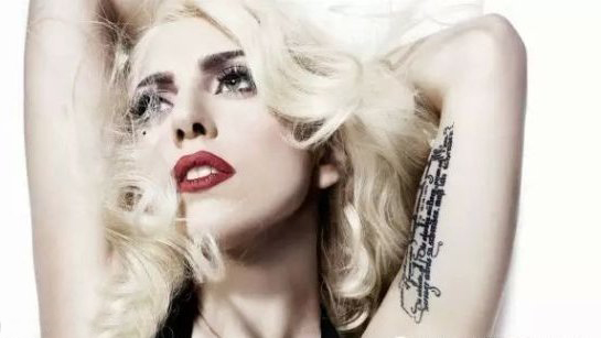 lady gaga的纹身   lady gaga手臂上极简的黑色纹身图片
