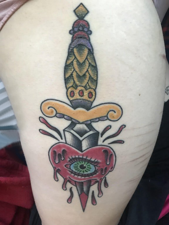 欧美匕首纹身  女生大腿上匕首和心脏纹身图片