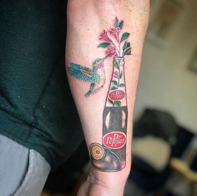 可口可乐纹身瓶  男生手臂上可口可乐纹身瓶和鸟纹身图片