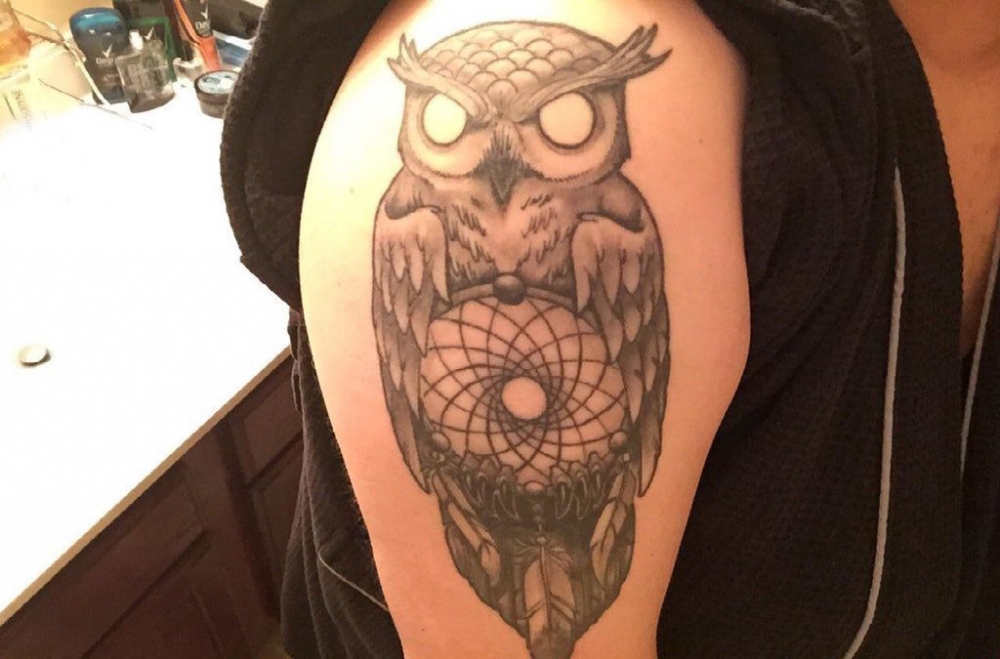 纹身猫头鹰  男生手臂上黑灰的猫头鹰纹身图片