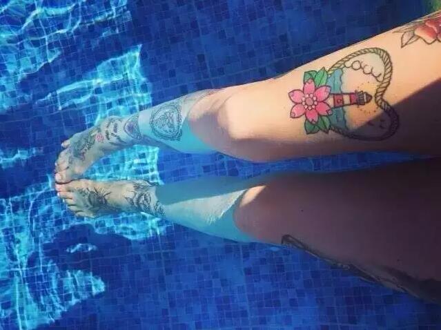 美女身上时尚的old school纹身图案