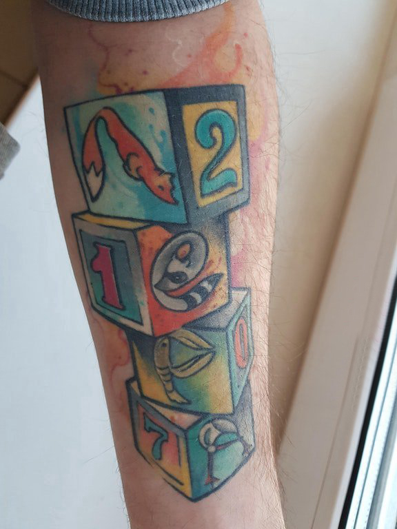 几何 纹身图案  男生手臂上泼墨的几何纹身图片