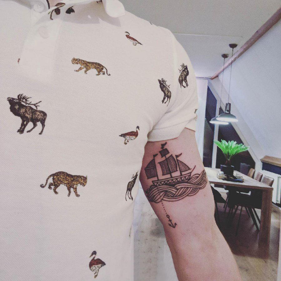 纹身小帆船  男生手臂上黑灰的小帆船纹身图片