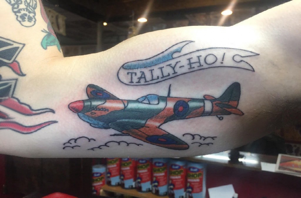 大臂纹身图 男生大臂上彩色的战斗机纹身图片