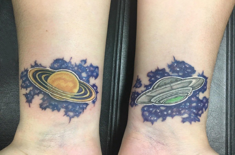 手腕纹身小图 情侣手腕上星球和飞碟纹身图片