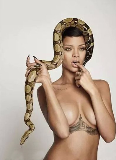 蕾哈娜的纹身  明星胸下黑灰色的翅膀纹身图片